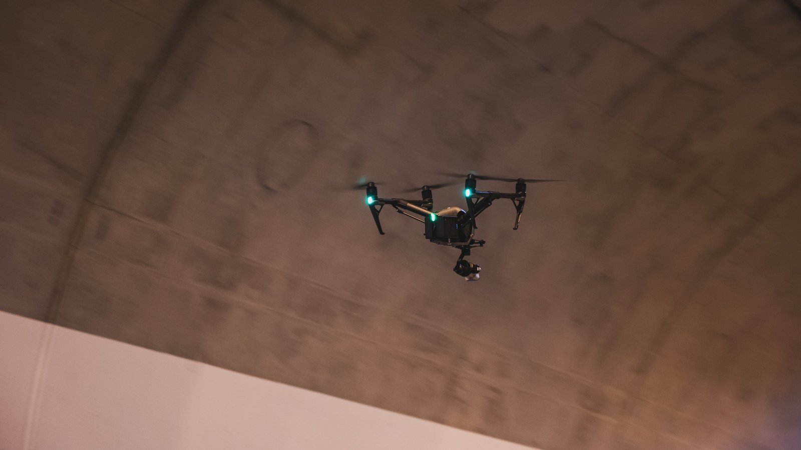 FPV-Drohne im Flug unter einer Brücke